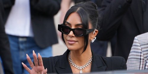 Tailleur de luxe et bijoux à plusieurs millions d'euros, le look de Kim Kardashian au procès des papys braqueurs affole la toile