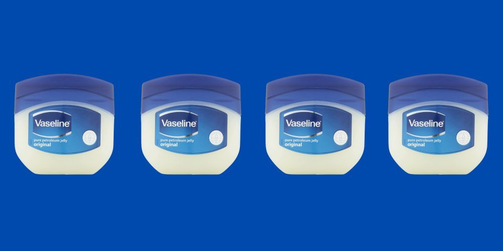 La Vaseline, ce produit culte qui vous permet de reproduire la tendance du Slugging !