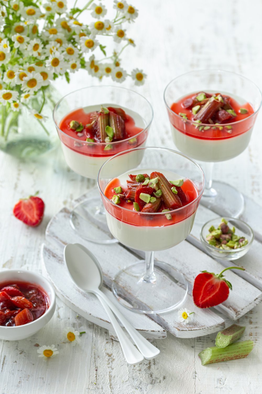 Le secret d’une panna cotta ultra gourmande ? Cette compotée rhubarbe-fraise qui change tout !