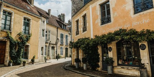 Nichée sur une colline dans le Perche, cette adorable commune est un arrêt incontournable