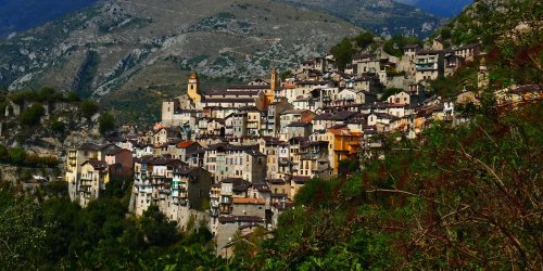 Dédale de ruelles, passages voûtés : cette commune aux airs de “village tibétain” fait partie des plus beaux villages de France