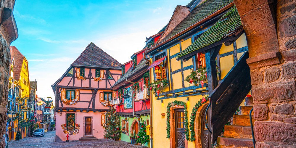 Surnommé la « perle du vignoble alsacien », ce village médiéval coloré enchante avec son ambiance conte de fées