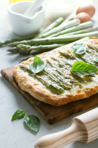 Pizza blanche aux asperges, aux herbes et à la mozzarella