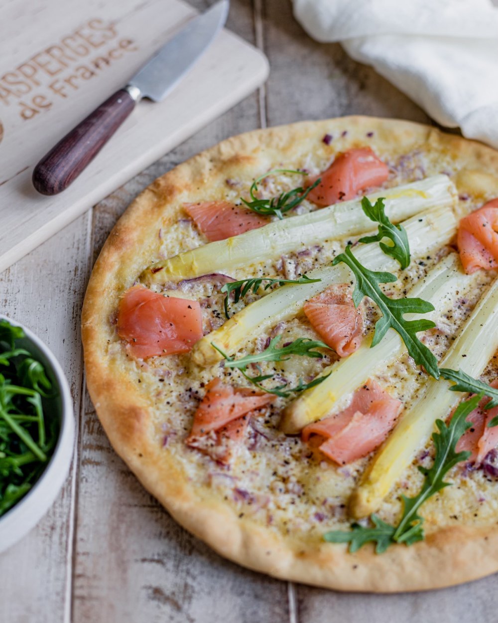 Pizza aux asperges blanches et saumon fumé