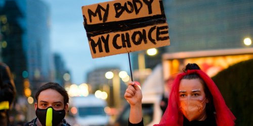 Pologne : violée par son oncle, une victime de 14 ans s'est vu refuser un avortement par plusieurs médecins