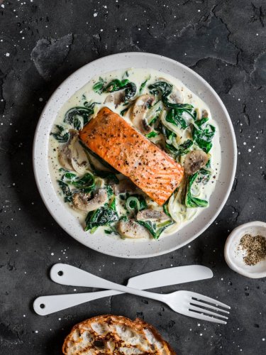 Saumon au four et sauce crémeuse aux champignons de Paris, blettes et oignons