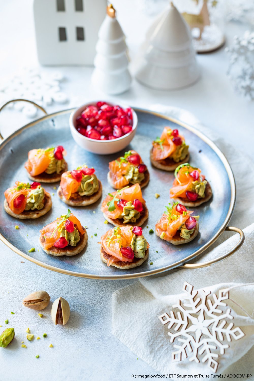 Blinis au saumon fumé, crème de pistache et grenade