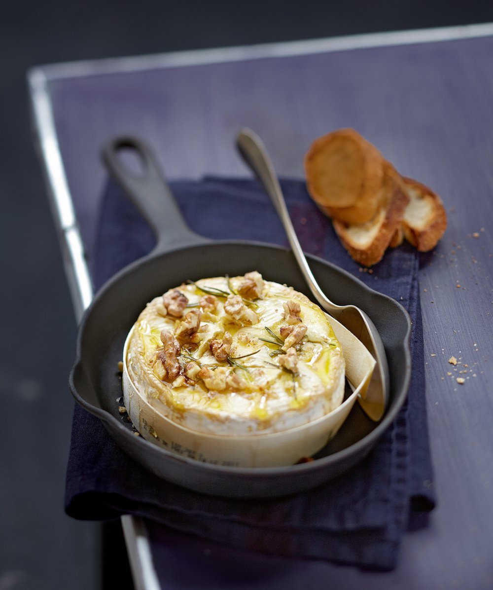 Camembert rôti au four, miel et noix