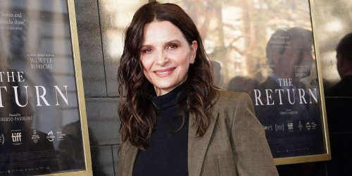À J-3 du Festival de Cannes, Juliette Binoche débarque sur la Côte d'Azur dans un look preppy impeccable