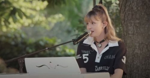 La reprise touchante de "Baby One More Time" par Angèle au défilé Chanel