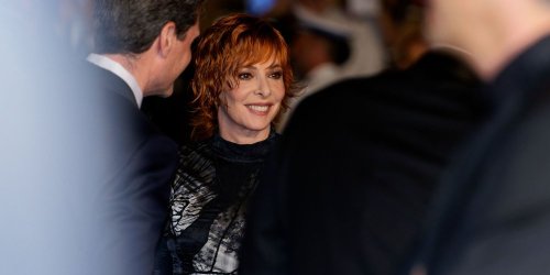 Aussi mystérieuse que dans ses clips cultes, Mylène Farmer éblouit la Croisette avec sa robe gothique en dentelle