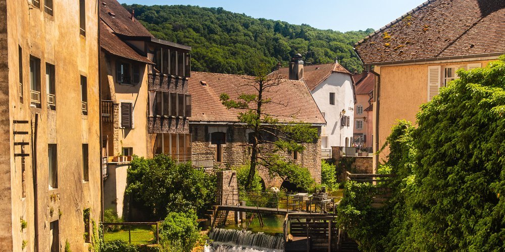 Nichée au cœur du vignoble jurassien, cette ville nous charme avec ses constructions ocres