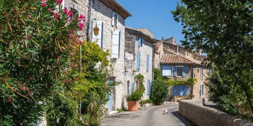 Au cœur de la Drôme provençale, ce village de pierre blanche est un petit paradis sur terre éblouissant au printemps
