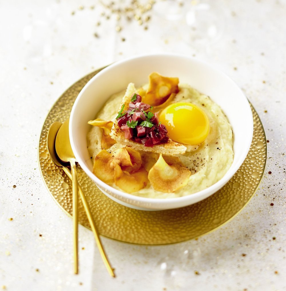 Oeuf coulant, crème et chips de panais