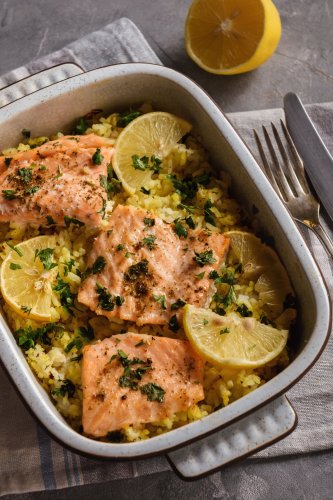 Saumon au citron avec riz aux herbes