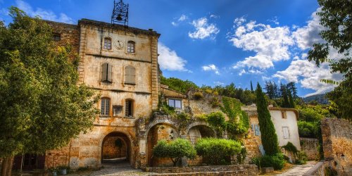 Ce village provençal médiéval méconnu des touristes offre un panorama époustouflant sur le Luberon