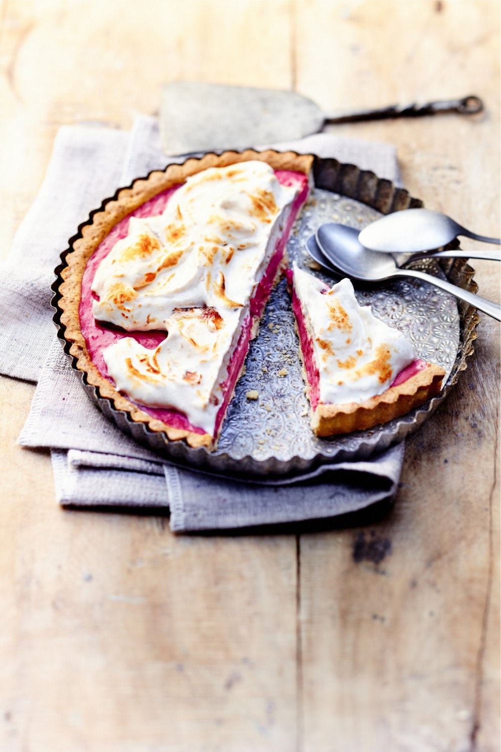 Tarte meringuée à la framboise et à la rhubarbe