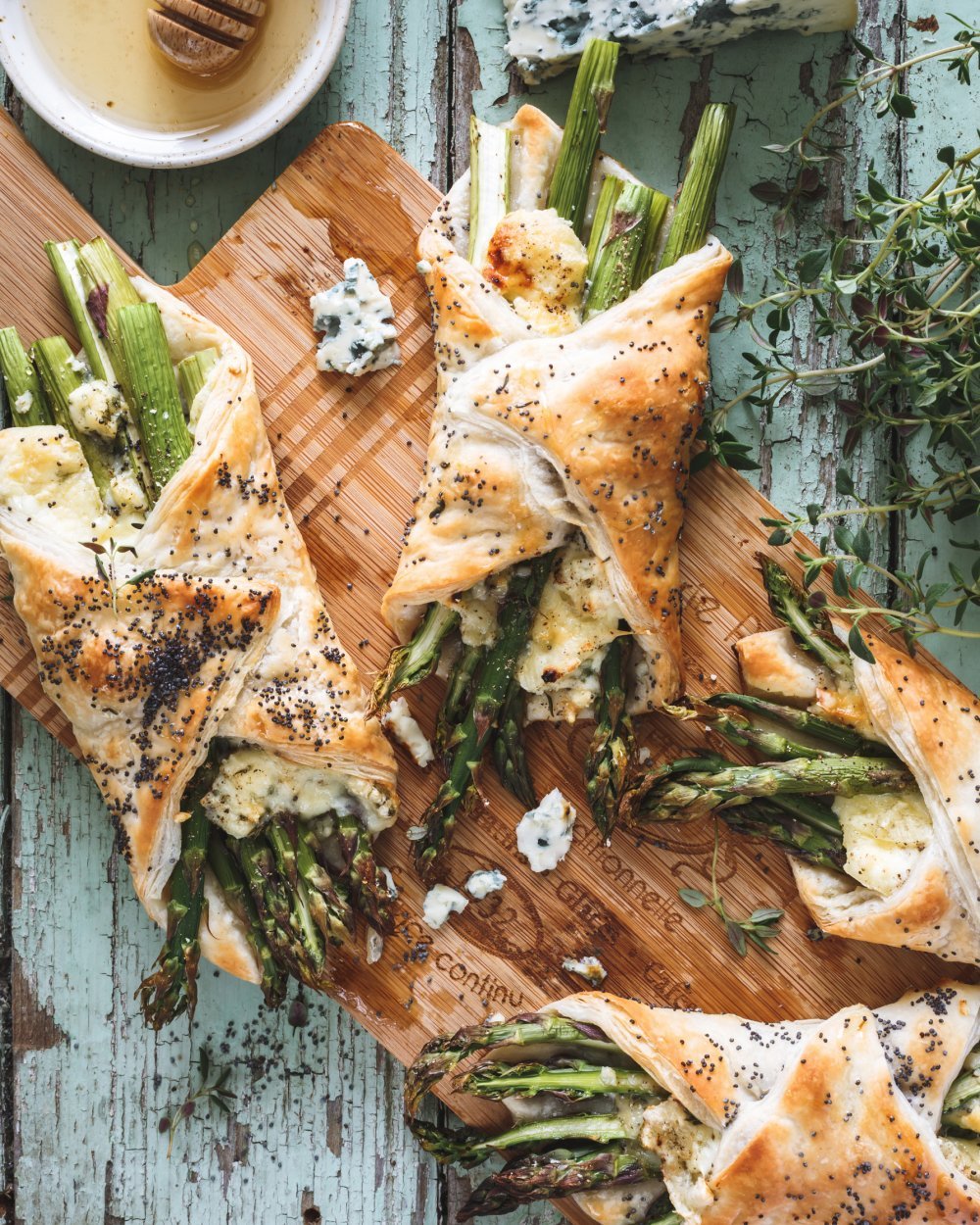 Feuilletés aux asperges, roquefort et miel