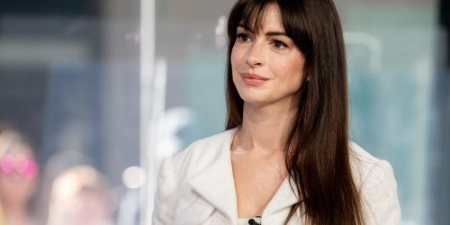Anne Hathaway opte pour une superbe coiffure qui lifte naturellement le regard (et on peut nous aussi la reproduire)