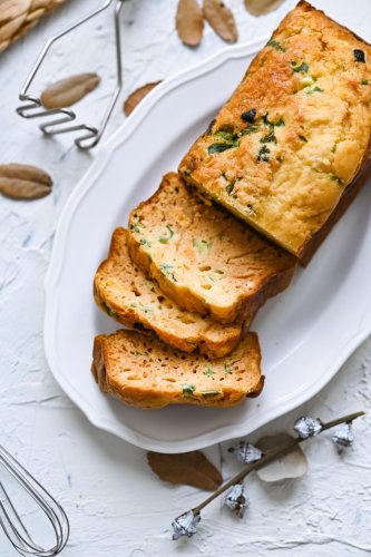 Cake aux épinards, tomates séchées et fromage