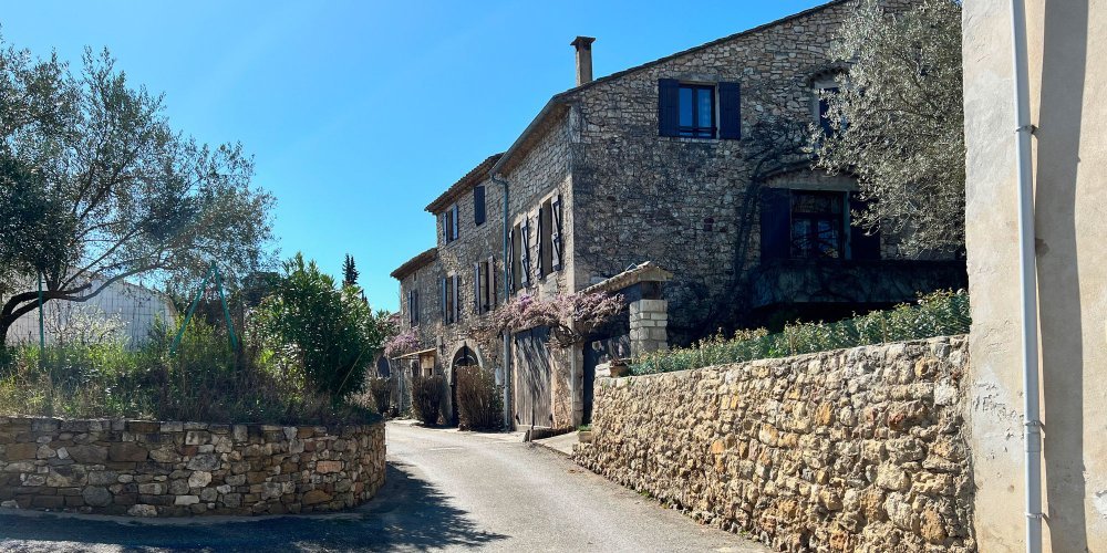 Surplombant les gorges de l’Ardèche, ce village médiéval enchanteur nous plonge au cœur du vignoble des Côtes du Rhône