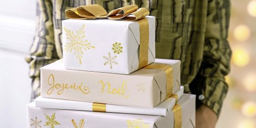 DIY Noël : peindre des flocons sur des paquets cadeaux