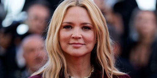 Dans sa robe portefeuille fendue, Virginie Efira entérine son statut de reine du tapis rouge cannois