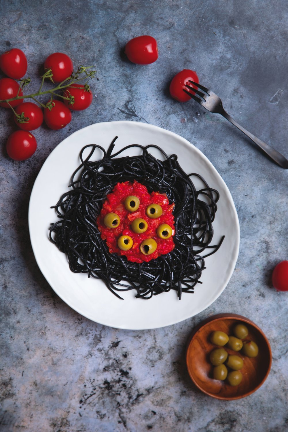 Spaghettis d'Halloween à la tomate et aux olives