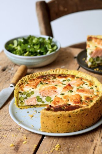Quiche au saumon, petits pois et fromage frais