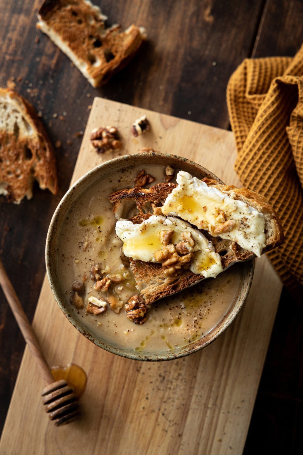 Soupe de panais, châtaignes et toast de brie au miel