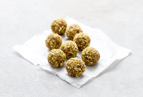 Des petites bombes d'énergie (chocolat-pistache) prêtes en 5 minutes pour booster vos journées sans culpabiliser !