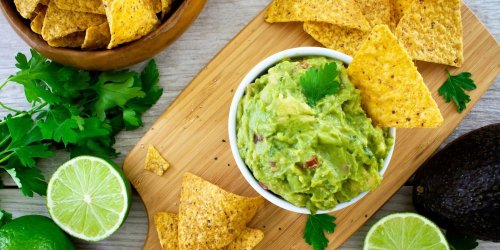 Le secret des chefs pour un guacamole qui reste vert longtemps (ce n’est pas le citron !)