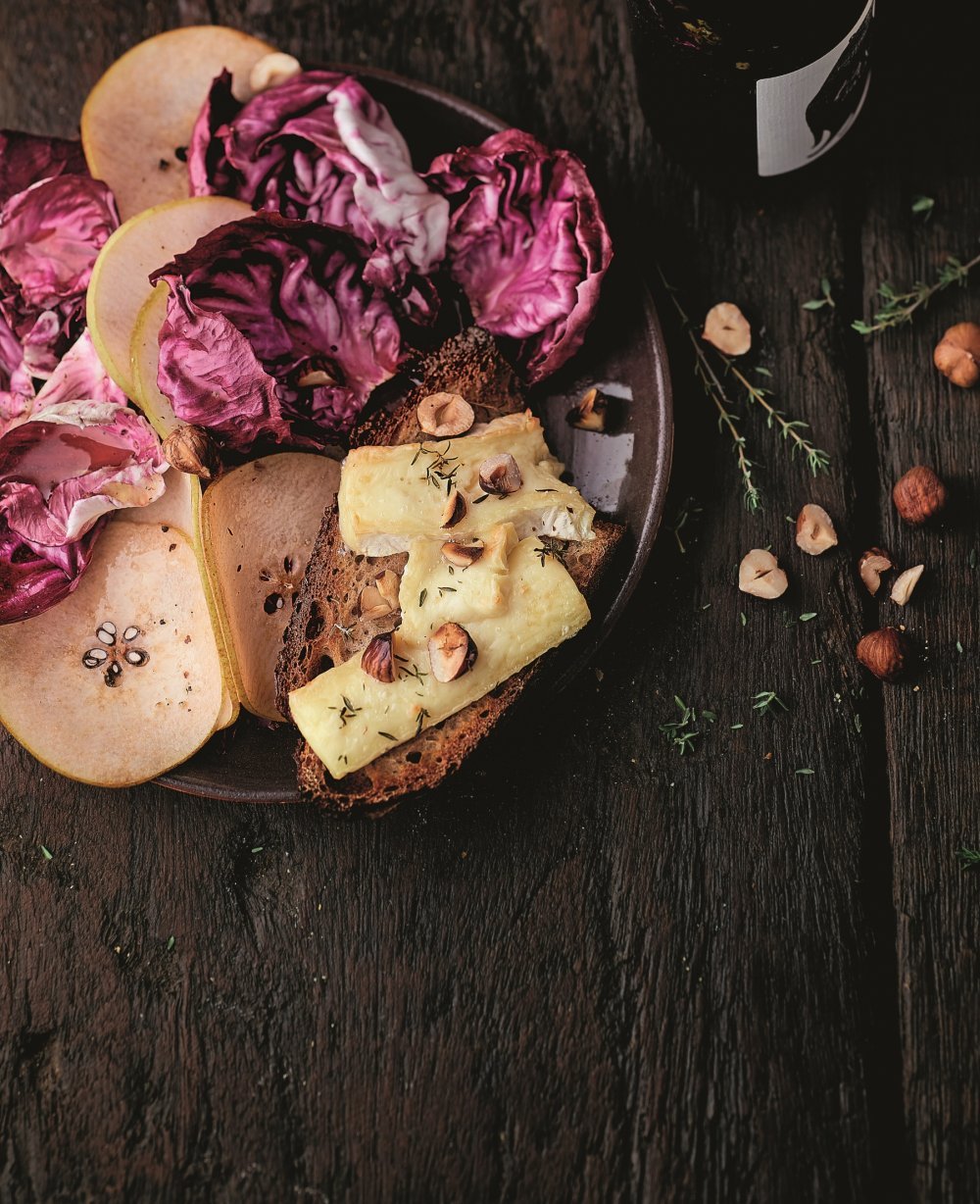 Salade de chicorée aux poires, tartine au brie