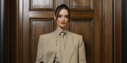 Charlotte Le Bon et son costume quiet luxury brillent au côté d'Aliocha Schneider au défilé Gucci croisière 2026