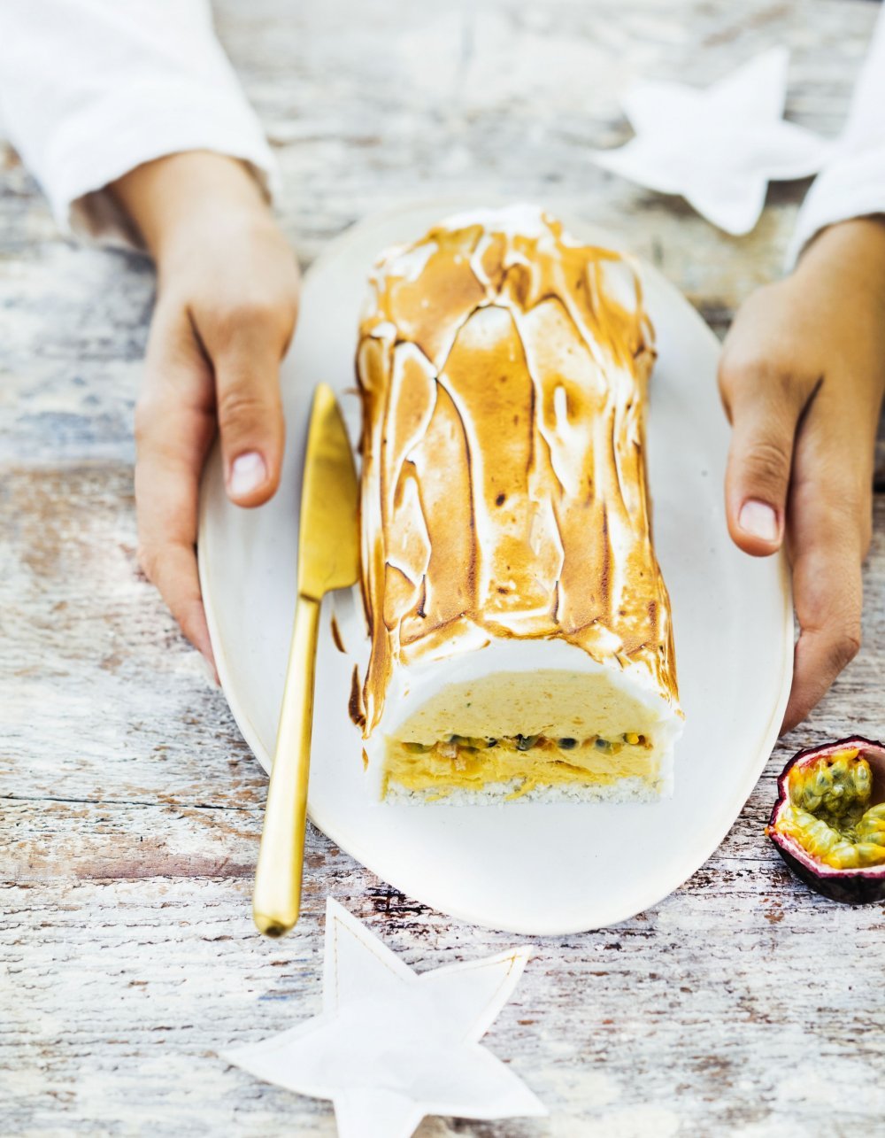 Parfait glacé aux fruits exotiques comme une bûche