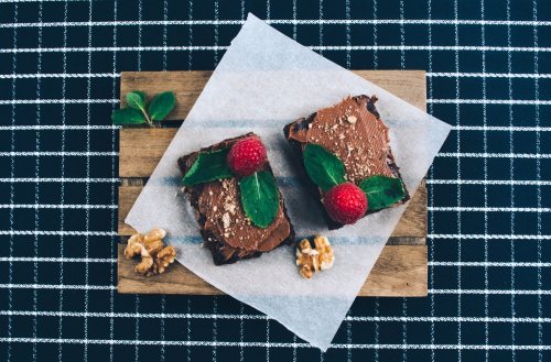 Après avoir goûté ce brownie chocolat au lait et spéculoos, impossible de s’arrêter à une seule part !