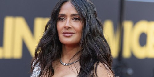 "Nous devons lutter" : Salma Hayek enjoint les femmes à ne pas se considérer comme "jetables" après un certain âge