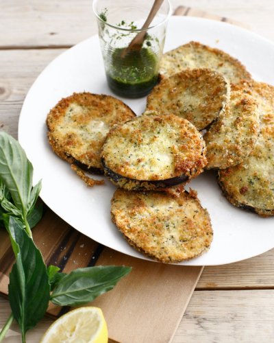 Aubergine panée, sauce aux herbes