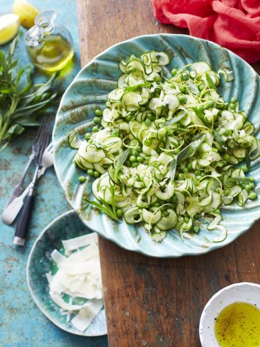 Pâtes de courgettes, petits pois et sauce ricotta
