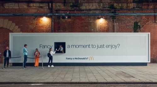 McDonald's instala una valla publicitaria para regalar helados McFlurry