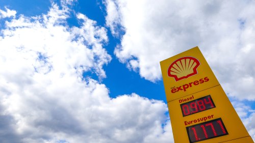 Oil giant Shell tries to hand off the climate-change fight to consumers and gets roasted by AOC, Greta Thunberg and thousands more