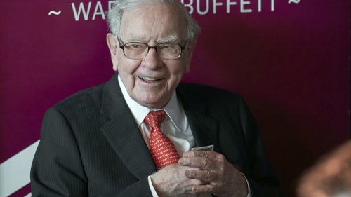 Warren Buffett said this metric signaled the 2001 crash — now it’s sounding the alarm on global markets