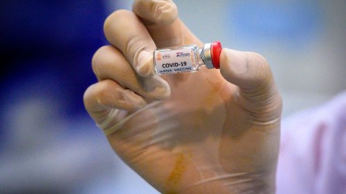 Coronavirus update: Global death toll edges toward 900,000 as AstraZeneca halts vaccine trial after patient struck by illness