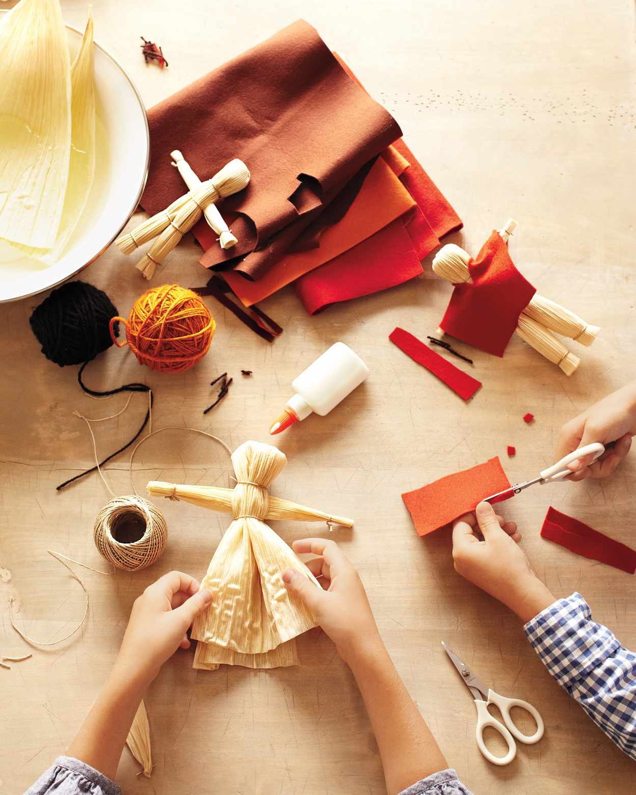 10 Thanksgiving Crafts for Kids Seated at the Table