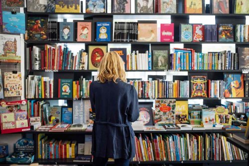 7 Things to Never Do in a Bookstore, According to Booksellers