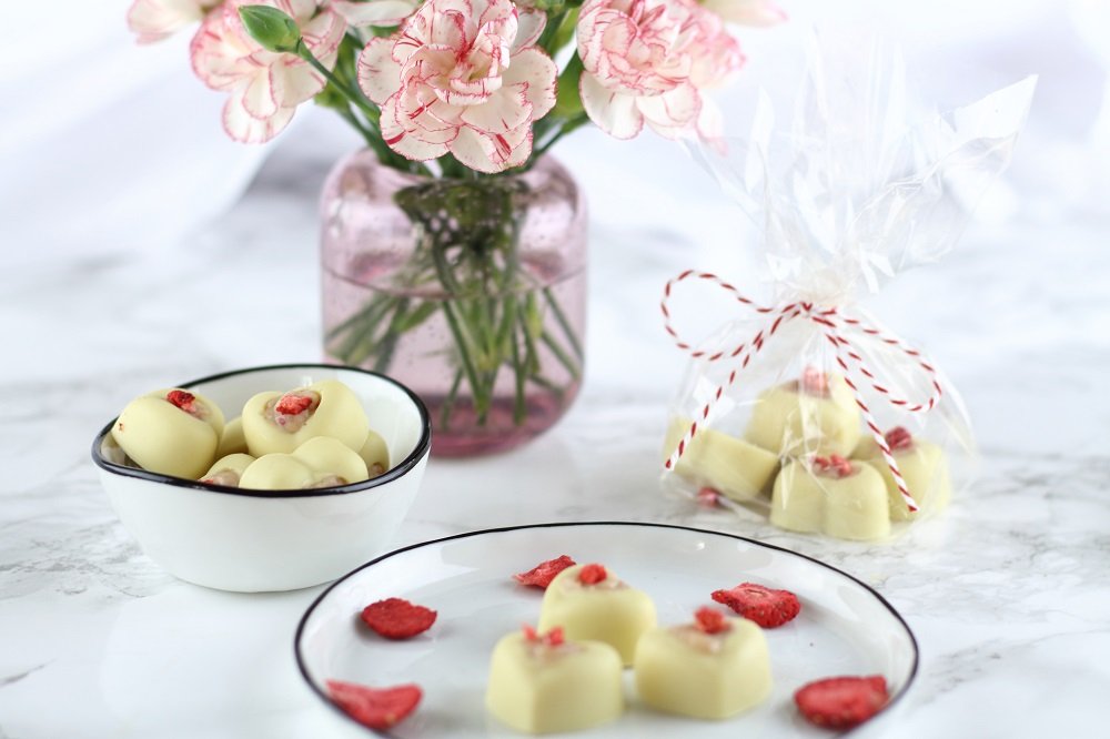Süßes Küchengeschenk: Weiße Schokoladen Pralinen mit Frischkäse-Erdbeerfüllung - Mary loves