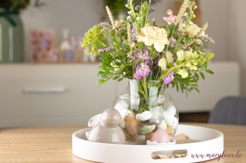 Frühlingshafte Deko-Idee: DIY Oster-Dekoration mit frischen Frühlingsblumen - Mary loves
