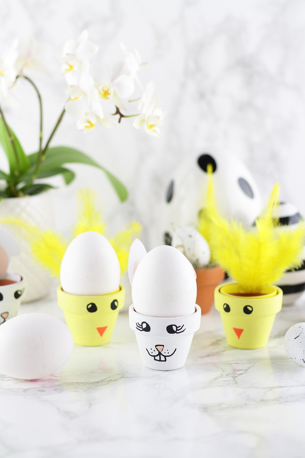 DIY-Eierbecher aus Tontöpfen in süßen Osterdesigns - Mary loves