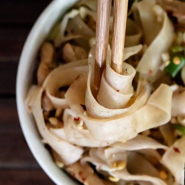 Easy Chicken Pad Thai Recipe [One-Pan] - Masala Herb