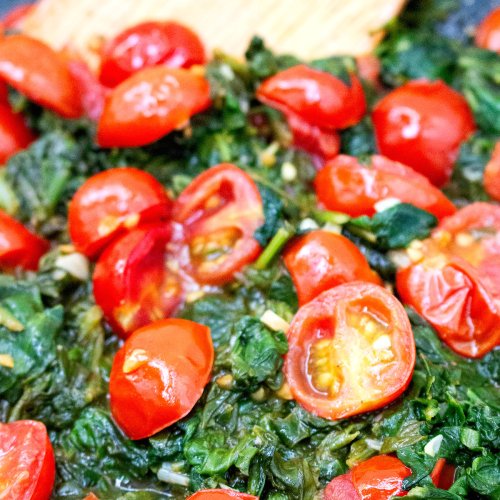 The One-Pan Garlic Spinach and Tomatoes You’ll Make Again and Again